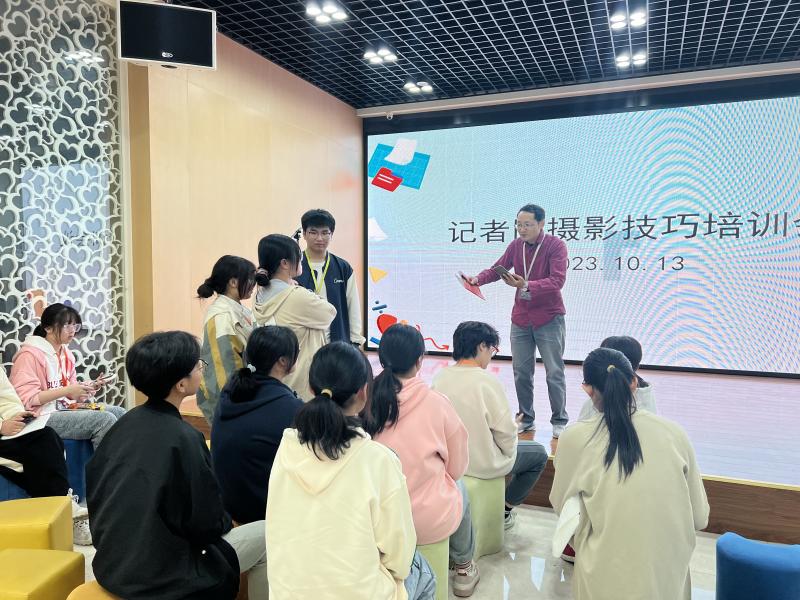 袁讲话.jpg