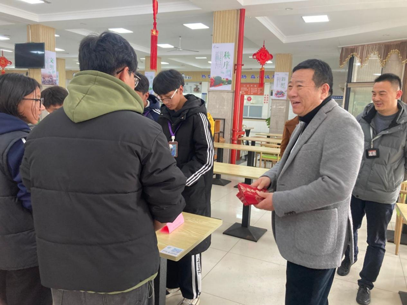 图片2学校校长王劲为西藏班学生发放新年红包_副本.png