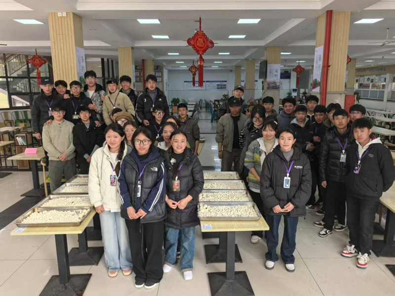 图片14.古突之夜西藏班学生合照_副本.png