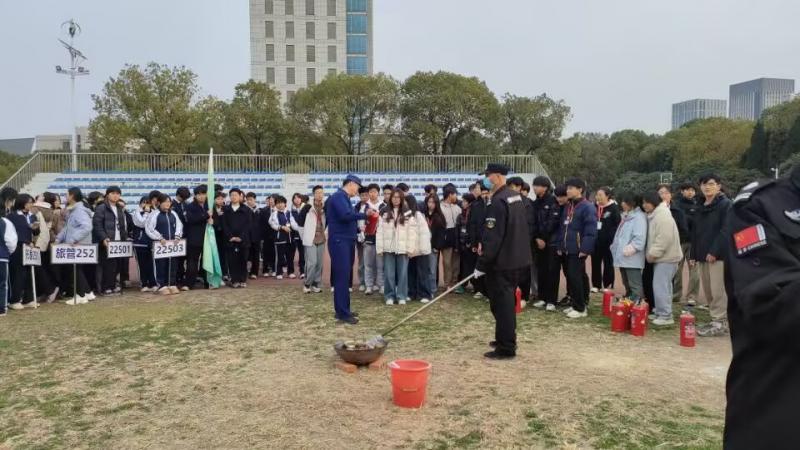 消防官兵讲解1.jpg